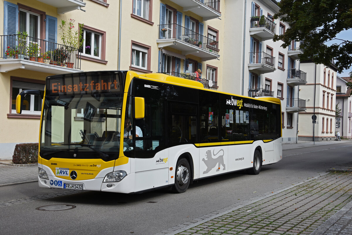 Mercedes Citaro vom SWEG, auf einer Einsatzfahrt, fährt zur Haltestelle beim Bahnhof von Lörrach. Die Aufnahme stammt vom 11.09.2021.
