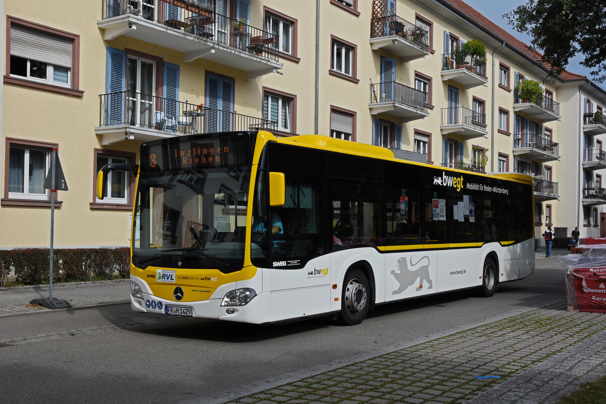 Mercedes Citaro vom SWEG, auf der Linie 3, fährt zur Haltestelle beim Bahnhof von Lörrach. Die Aufnahme stammt vom 11.09.2021.