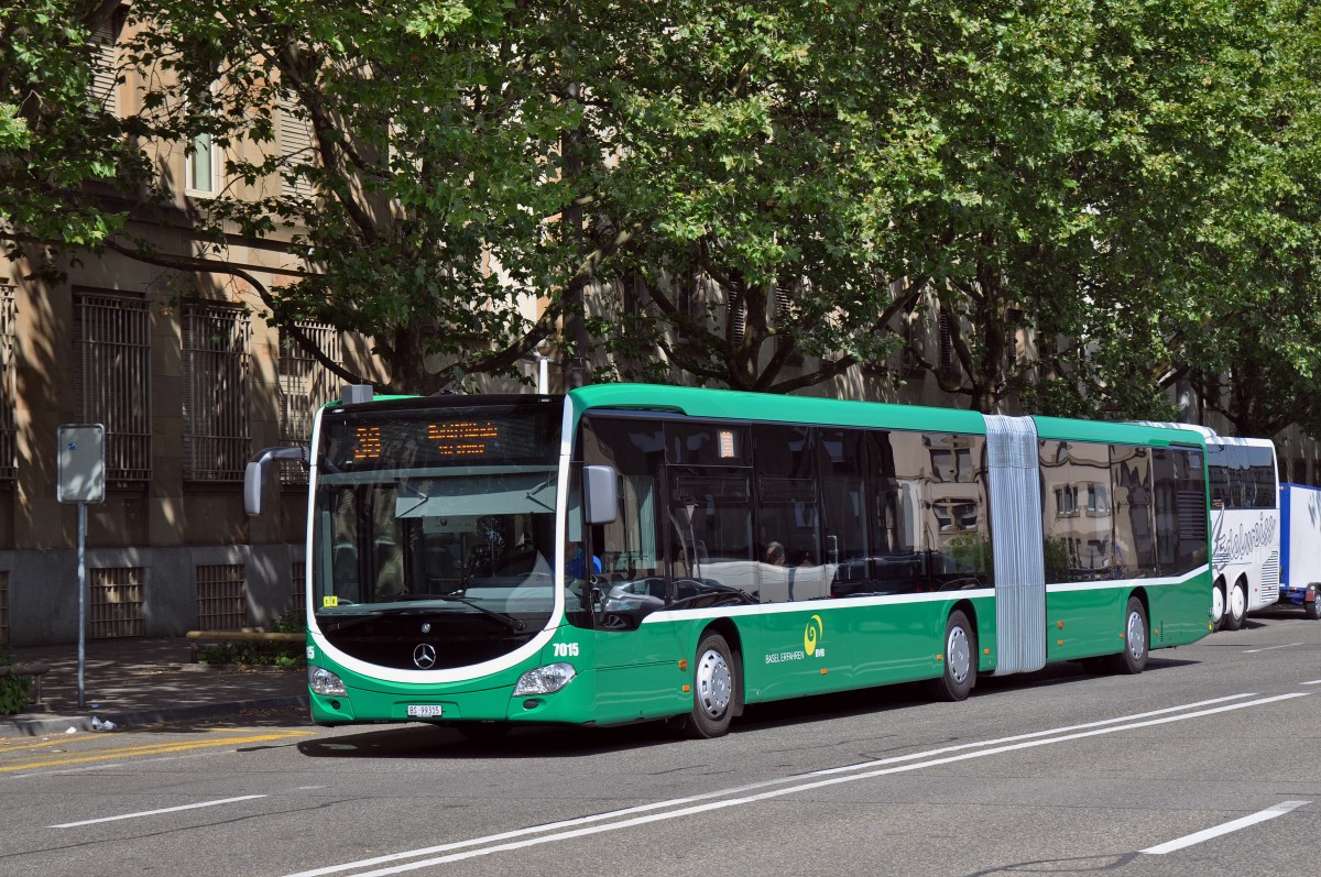 Mercedes Citro 7015 auf der Linie 36 fährt zur Haltestelle am Badischen Bahnhof. Die Aufnahme stammt vom 12.07.2015.