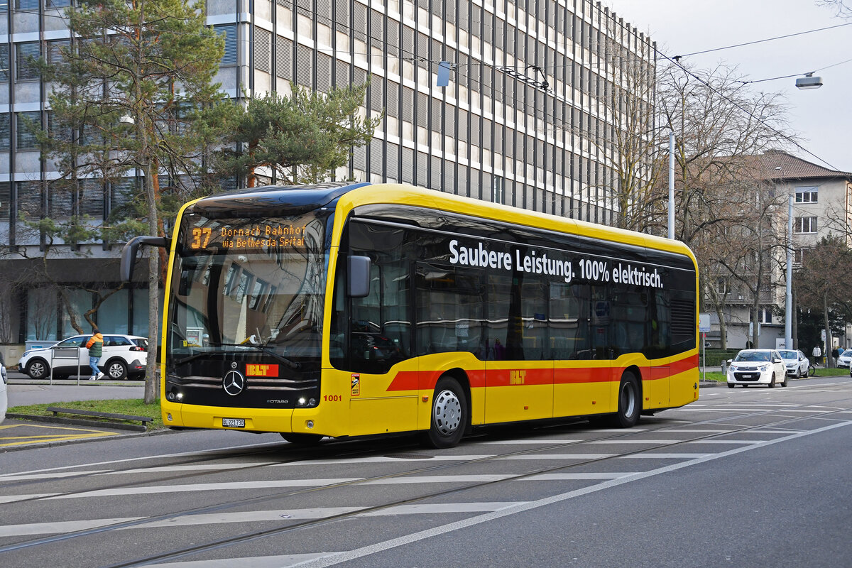Mercedes eCitaro 1001, auf der Linie 37, fährt am 01.03.2023 zur Endstation am Aeschenplatz.