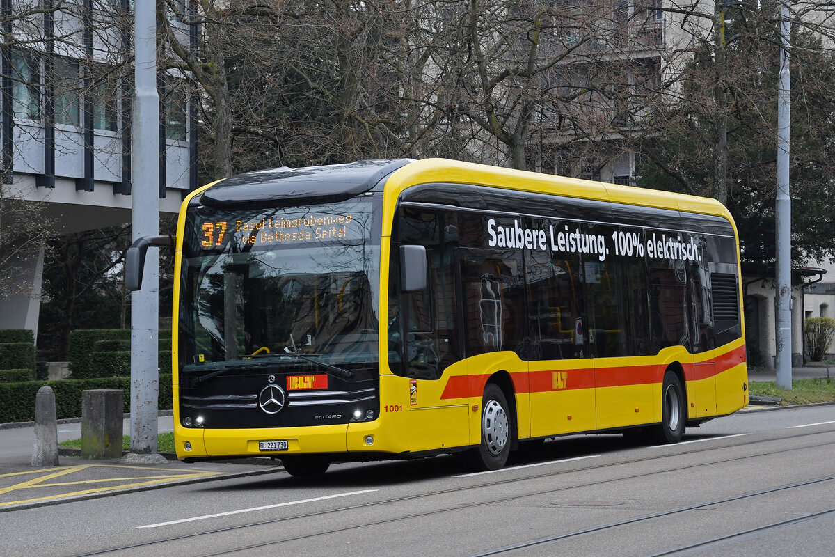 Mercedes eCitaro 1001 der BLT, auf der Linie 37, fährt am 01.03.2023 zur Endstation am Aeschenplatz.