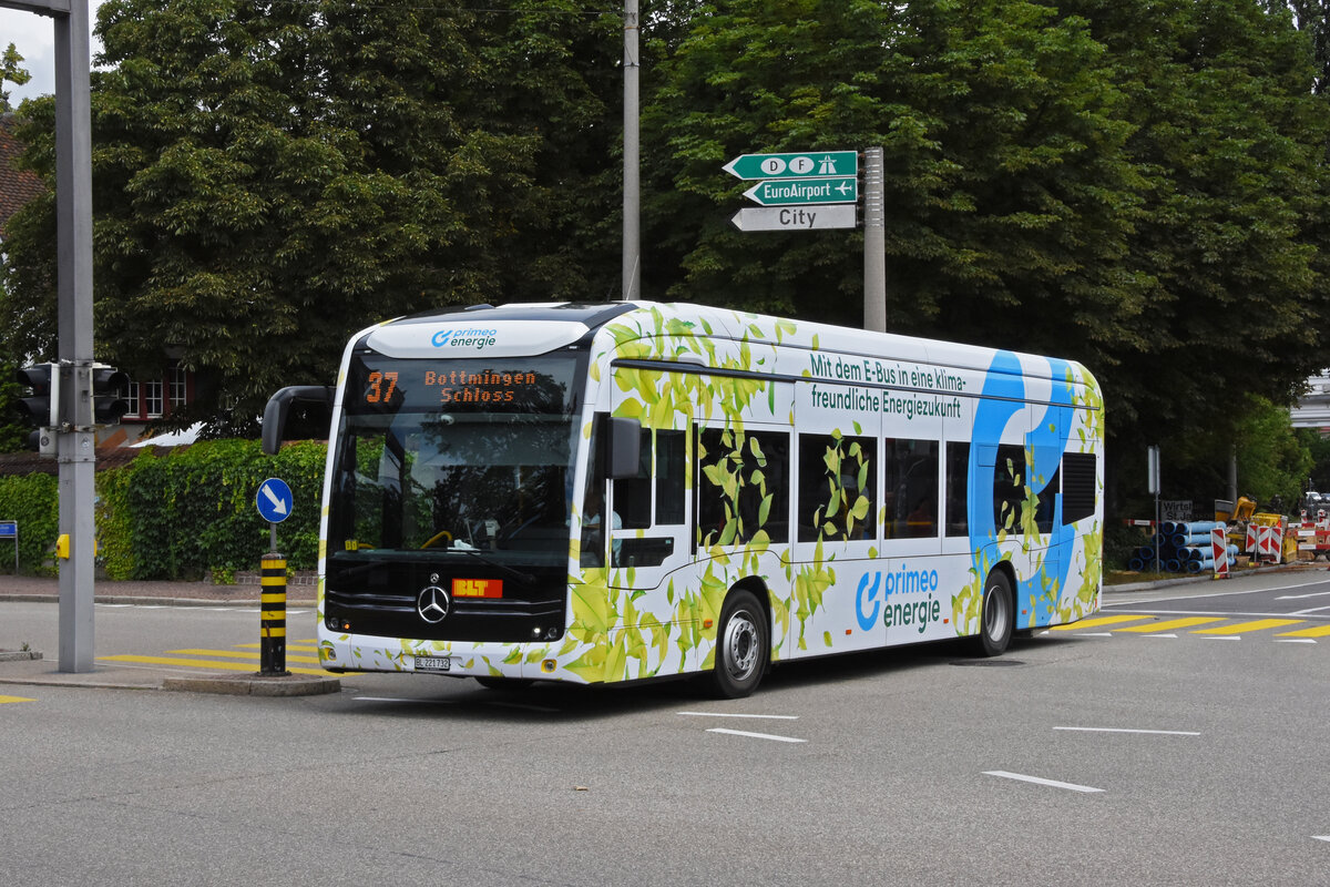 Mercedes eCitaro 1002 mit der Werbung: Mit dem E-Bus in eine Klimafreundliche Energiezukunft, auf der Linie 37, fährt bei der Haltestelle St. Jakob ein. Die Aufnahme stammt vom 30.06.2021. 