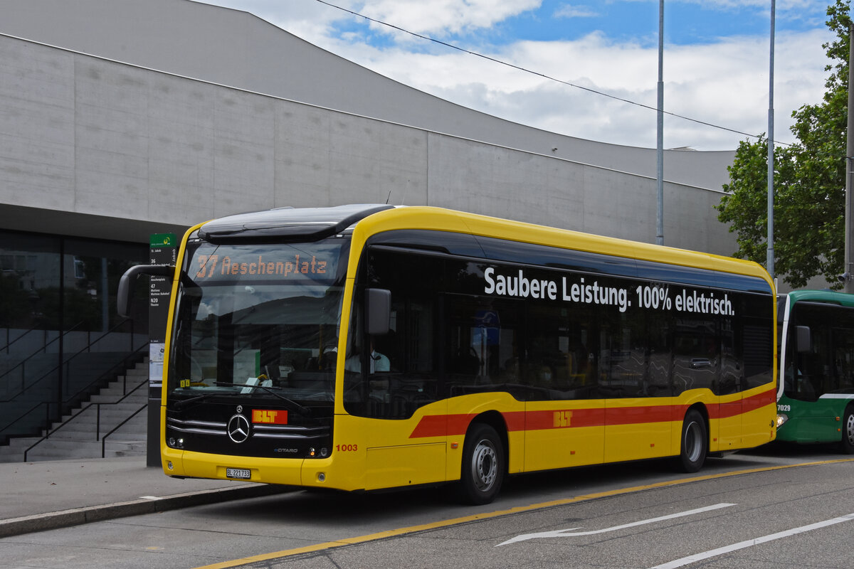 Mercedes eCitaro 1003 der BLT, auf der Linie 37, bedient die Haltestelle St. Jakob. Die Aufnahme stammt vom 30.06.2021.