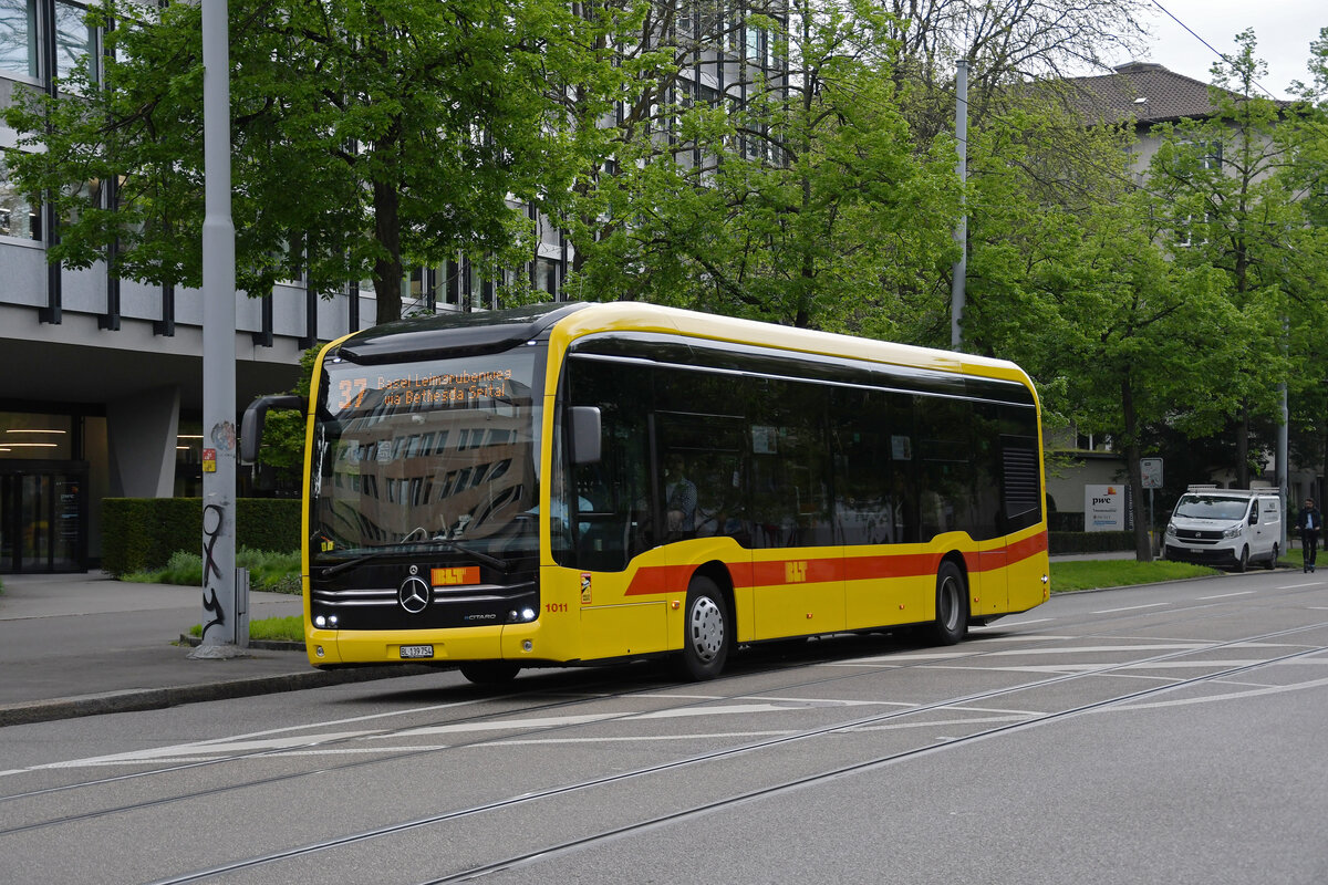 Mercedes eCitaro 1011, auf der Linie 37, fährt am 05.05.2023 zur Endstation am Aeschenplatz.