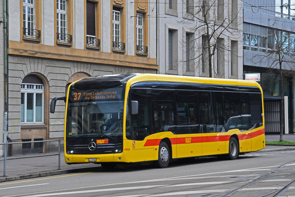 Mercedes eCitaro 1013, auf der Linie 37, wartet am 13.01.2023 an der Haltestelle am Aeschenplatz.