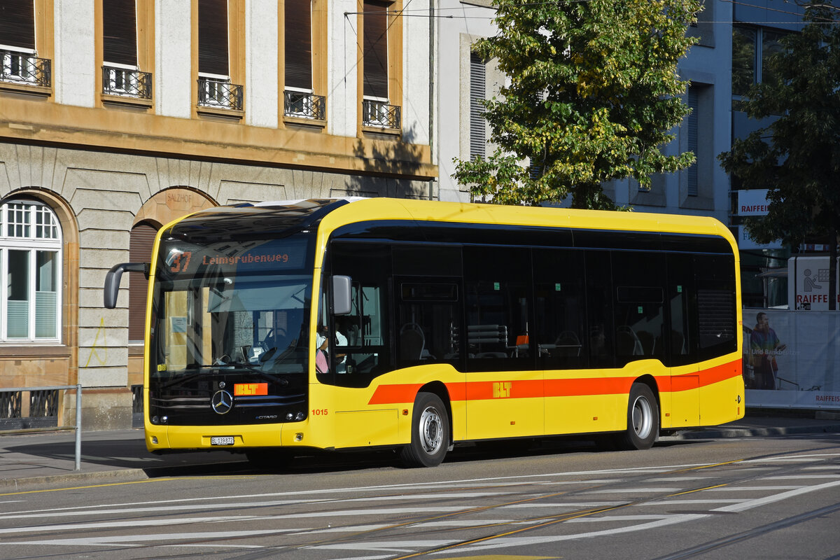 Mercedes eCitaro 1015, auf der Linie 37, wartet an der Endstation am Aeschenplatz. Die Aufnahme stammt vom 17.07.2022.