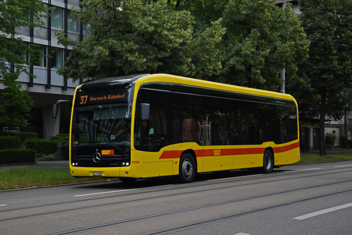 Mercedes eCitaro 1016, auf der Linie 37, fährt zur Endstation am Aeschenplatz. Die Aufnahme stammt vom 28.06.2022.