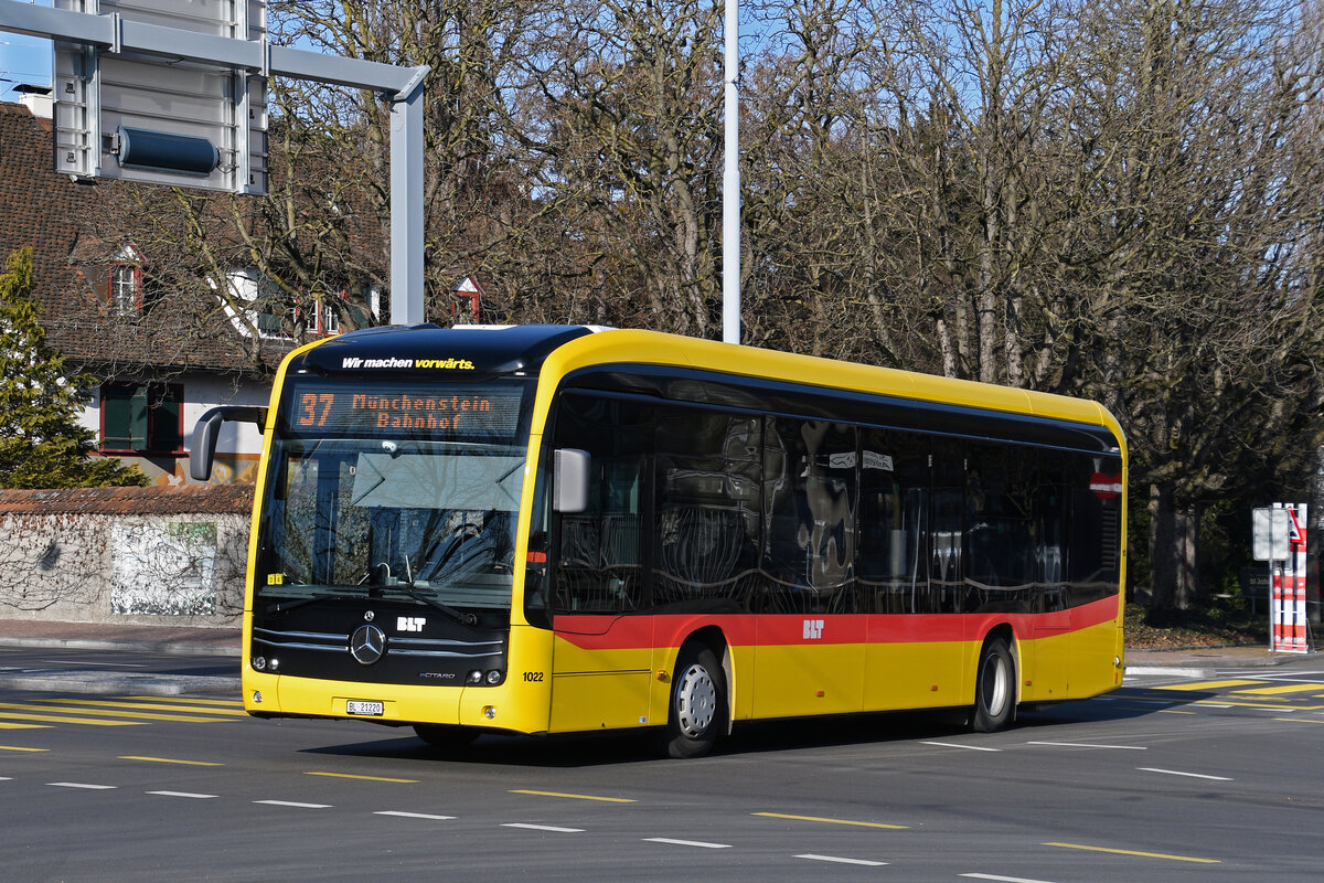 Mercedes eCitaro 1022, auf der Linie 37, fährt am 19.01.2026 zur Haltestelle St. Jakob. Aufnahme Basel.