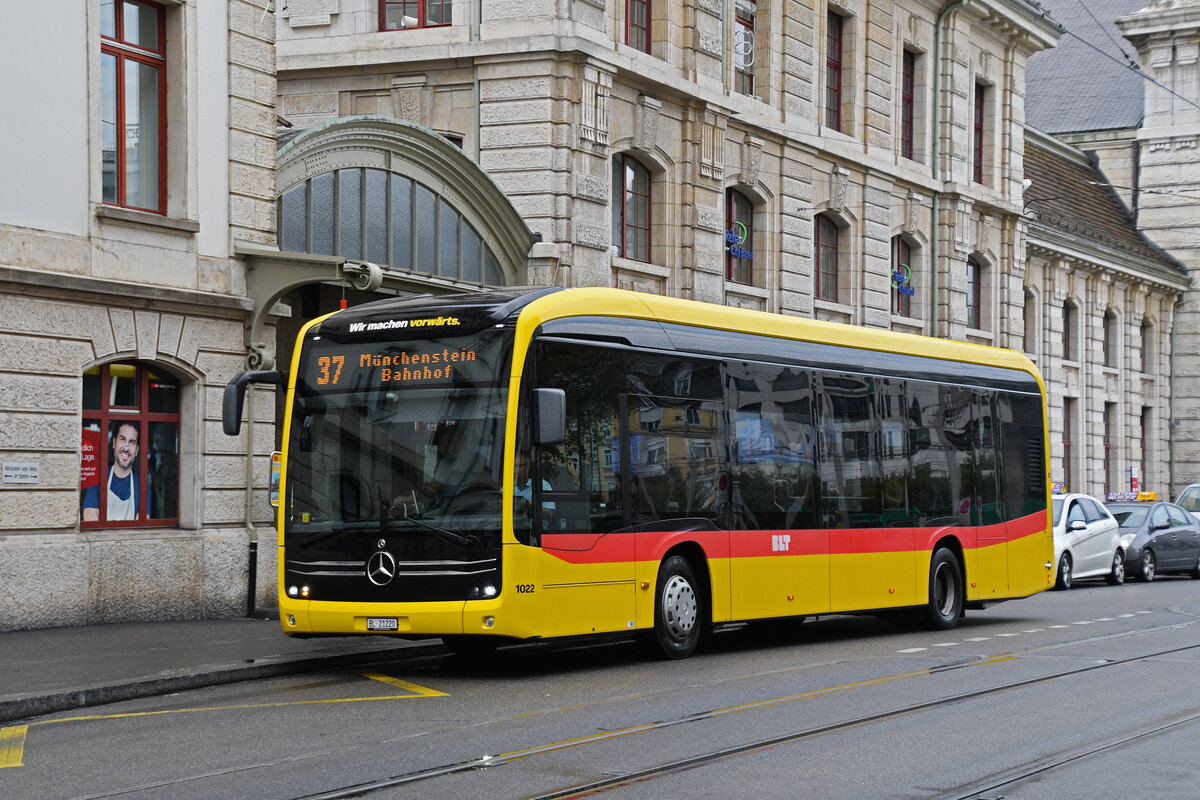 Mercedes eCitaro 1022, auf der Linie 37, f�hrt am 17.08.2026 bei der Endstation am Bahnhof SBB ein. Aufnahme Basel.