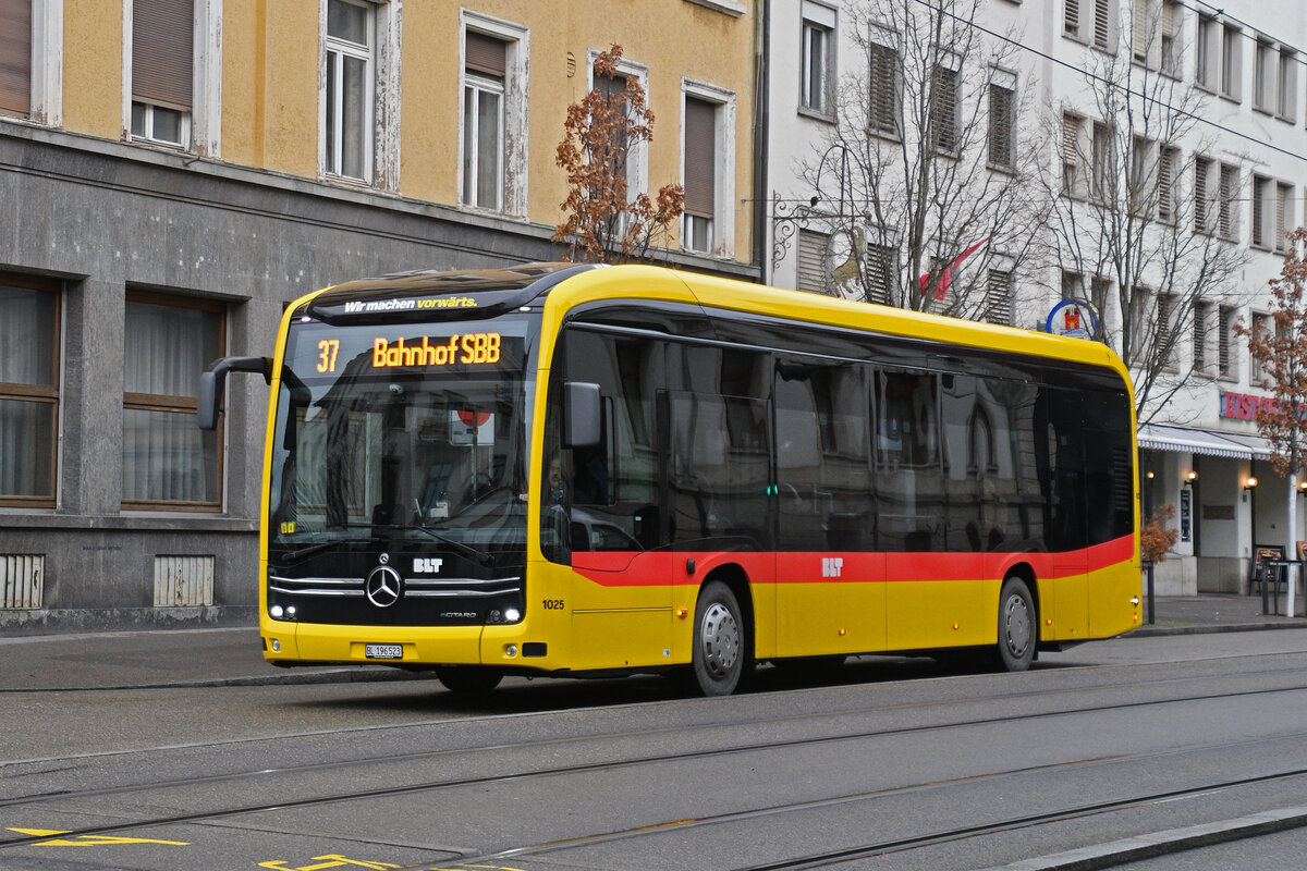 Mercedes eCitaro 1025, auf der Linie 37, fährt am 12.01.2026 zur Endstation am Bahnhof SBB. Aufnahme Basel.