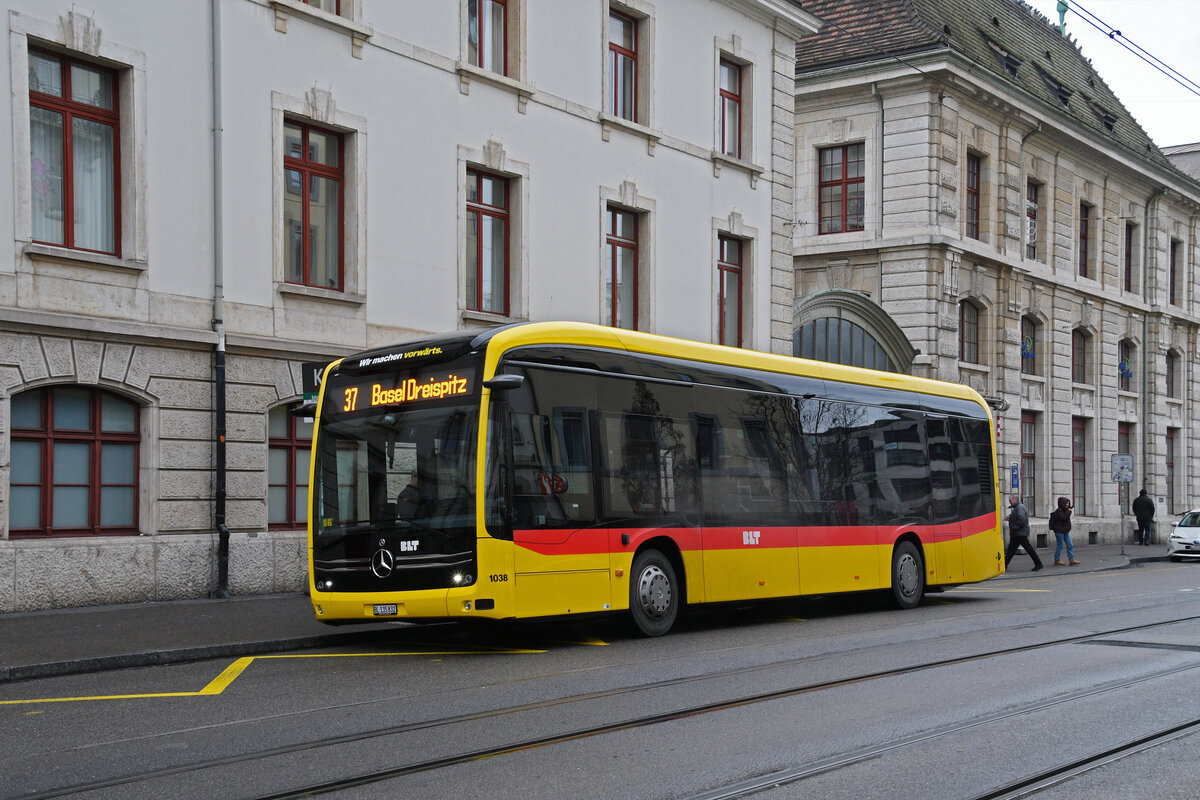 Mercedes eCitaro 1038 der BLT, auf der Linie 37, wartet am 12.01.2026 an der Endstation am Bahnhof SBB. Aufnahme Basel.