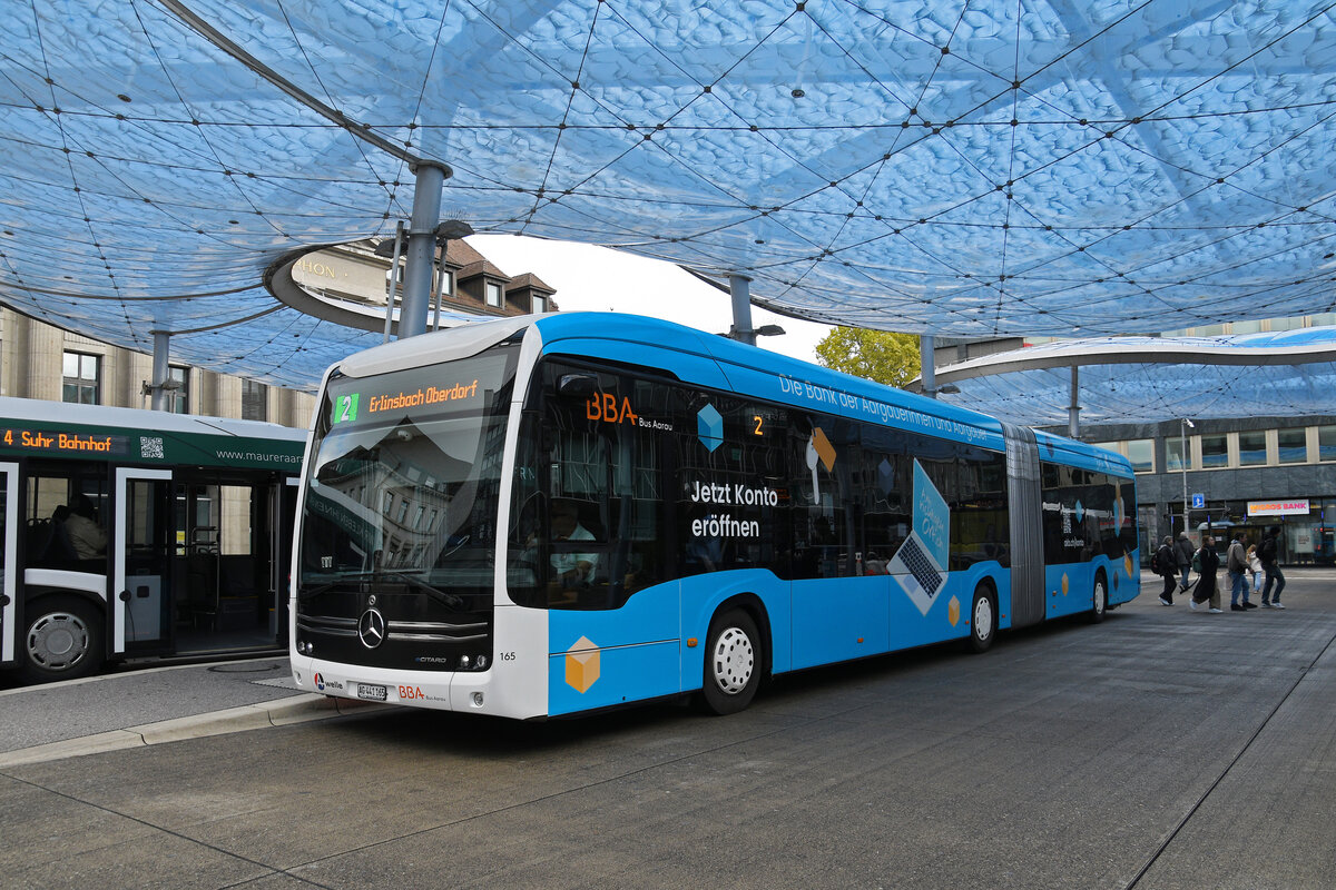 Mercedes eCitaro 165, auf der Linie 2, wartet am 06.10.2025 beim Bahnhof Aarau.