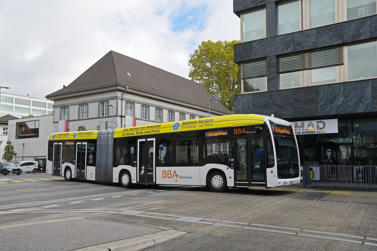 Mercedes eCitaro 166, auf der Linie 1, f�hrt am 06.10.2025 bei der Haltestelle beim Bahnhof Aarau ein.