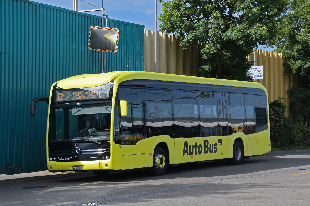 Mercedes eCitaro 31 der AAGL, auf der Linie 72, f�hrt am 17.06.2026 durch die Bahnhofstrasse Richtung Haltestelle Liebr�ti. Aufnahme Kaiseraugst.