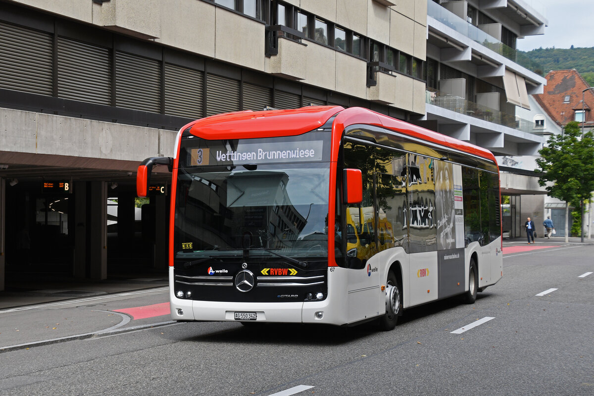 Mercedes eCitaro 67, auf der Linie 3, fährt am 08.09.2025 zur Haltestelle beim Bahnhof Baden.