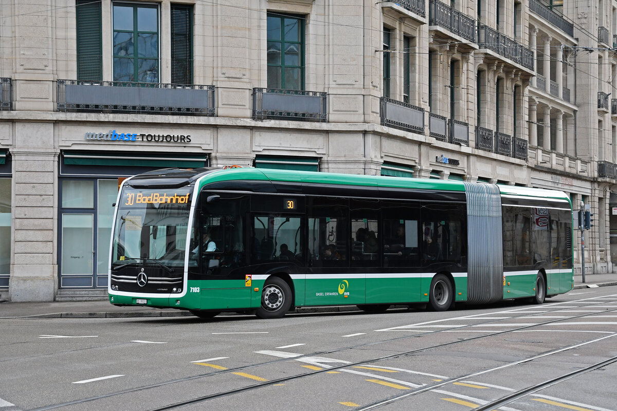 Mercedes eCitaro 7103, auf der Linie 30, fährt am 19.02.2024 zur Haltestelle Steinenschanze.