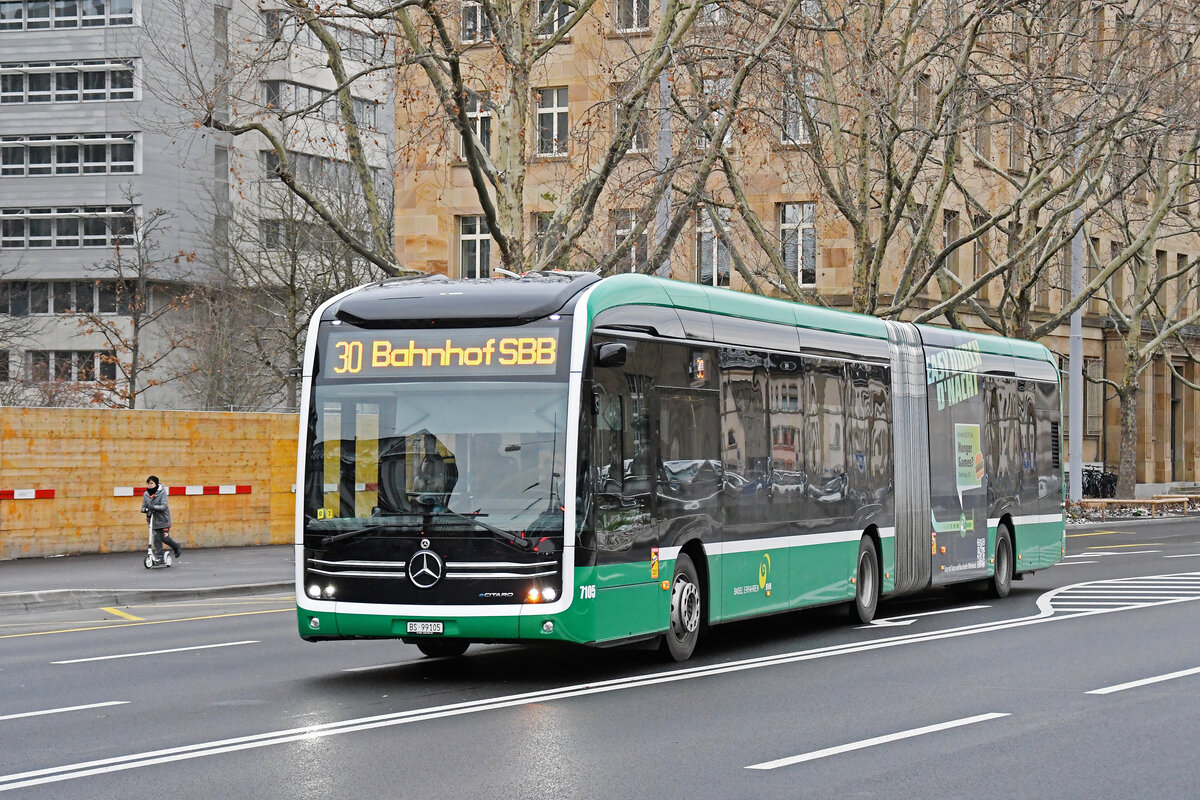 Mercedes eCitaro 7105, auf der Linie 30, fährt am 08.01.2024 zur Endstation am badischen Bahnhof.