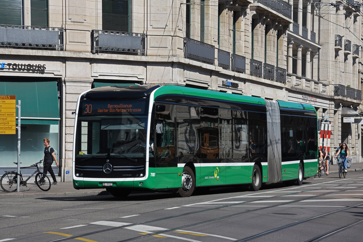 Mercedes eCitaro 7107, auf der Linie 30, f�hrt am 29.05.2026 zur Haltestelle Steinenschanze. Aufnahme Basel.
