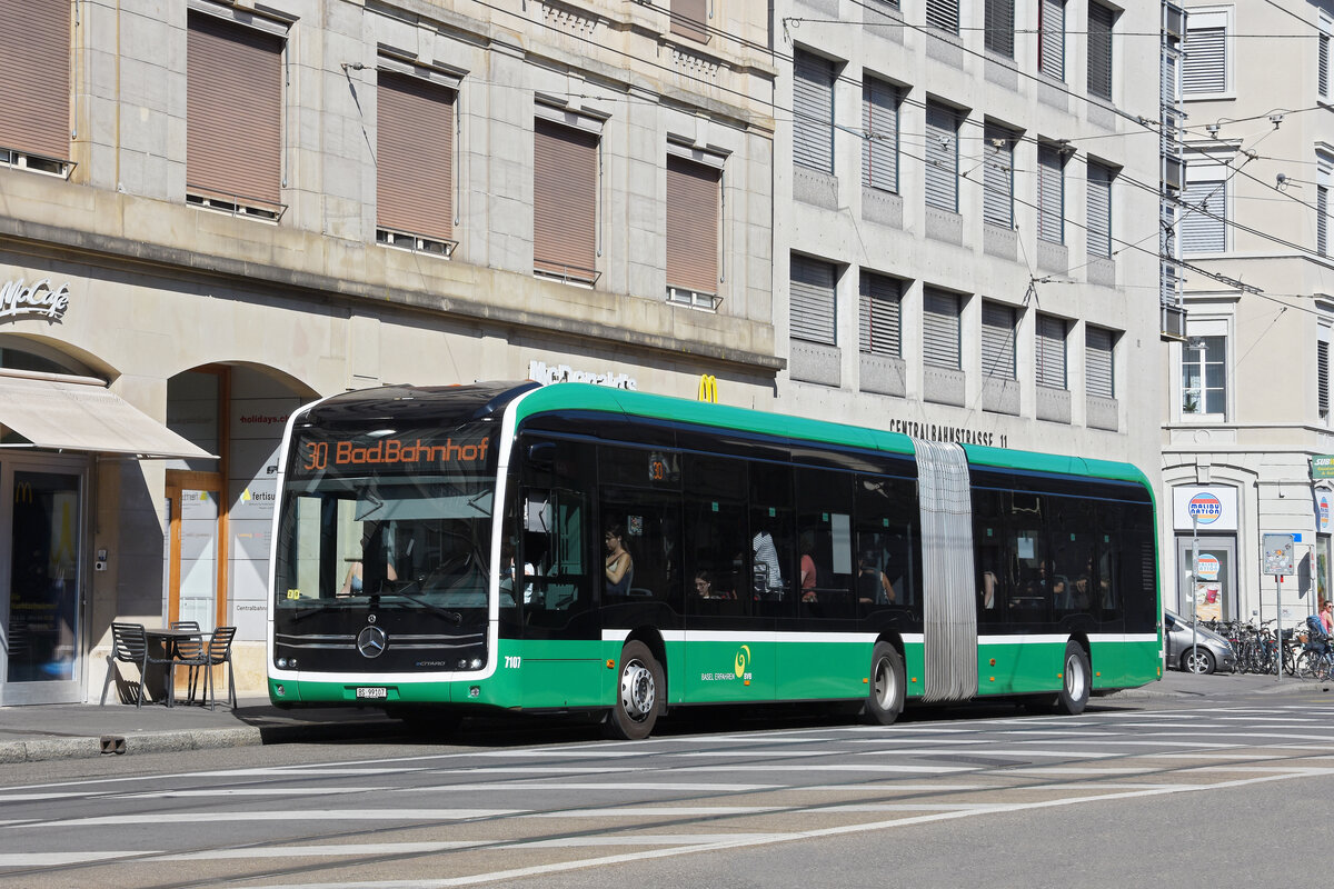 Mercedes eCitaro 7107, auf der Linie 30, f�hrt am 29.05.2026 durch die Centralbahnstrasse Richtung Haltestelle Steinenschanze. Aufnahme Basel.