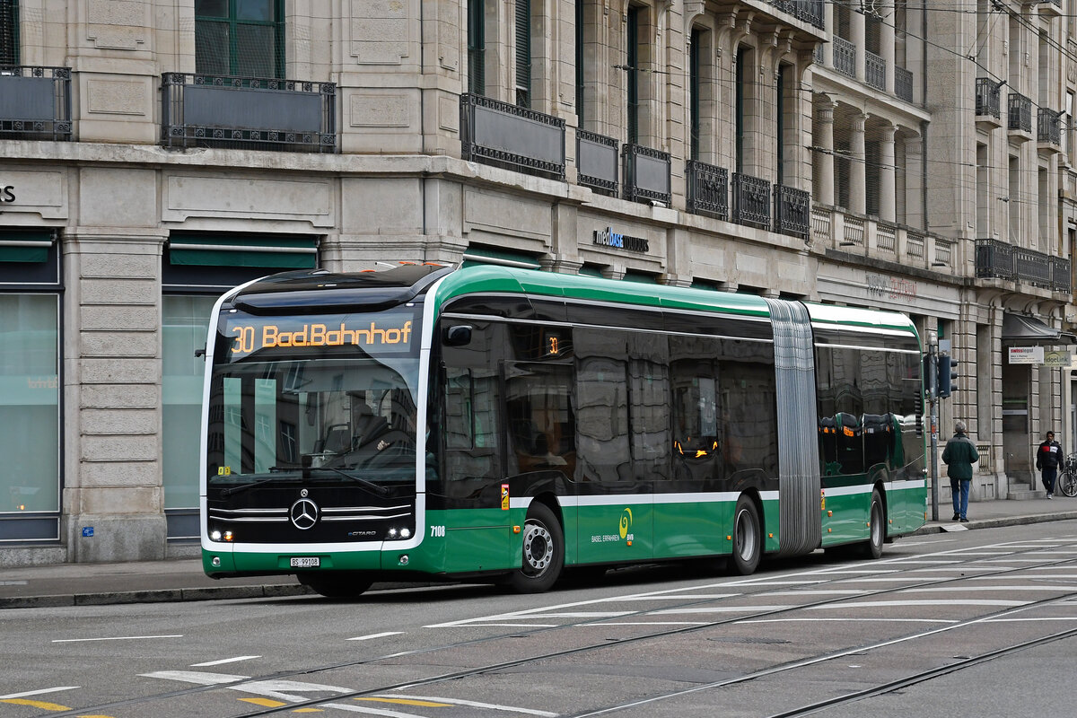 Mercedes eCitaro 7108, auf der Linie 30, fährt am 19.02.2024 zur Haltestelle Steinenschanze.