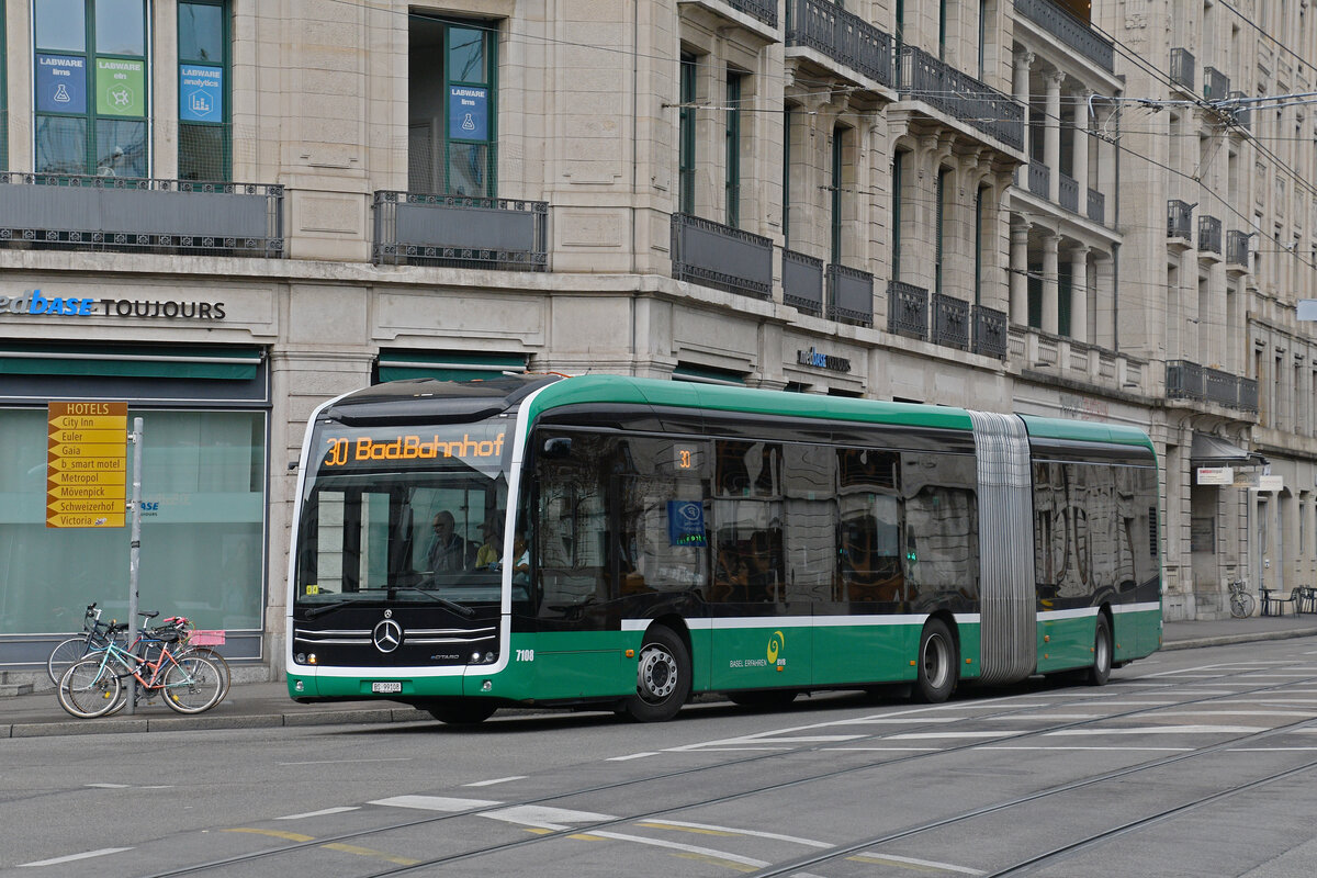 Mercedes eCitaro 7108, auf der Linie 30, f�hrt am 17.08.2026 zur Haltestelle Steinenschanze. Aufnahme Basel.