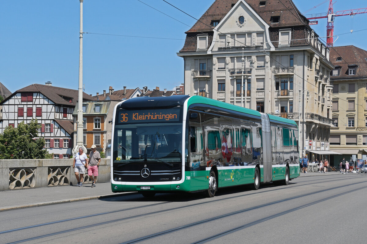 Mercedes eCitaro 7109, auf der wegen der Grossbaustelle am Marktplatz umgeleiteten Linie 36, �berquert am 20.07.2026 die Mittlere Rheinbr�cke Richtung Haltestelle Schiffl�nde. Aufnahme Basel.