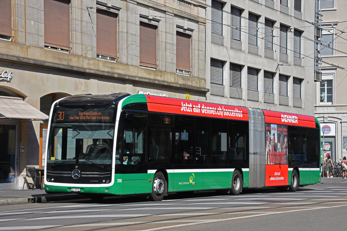 Mercedes eCitaro 7111, auf der Linie 30, f�hrt am 29.05.2026 durch die Centralbahnstrasse zur Haltestelle Steinenschanze. Aufnahme Basel.