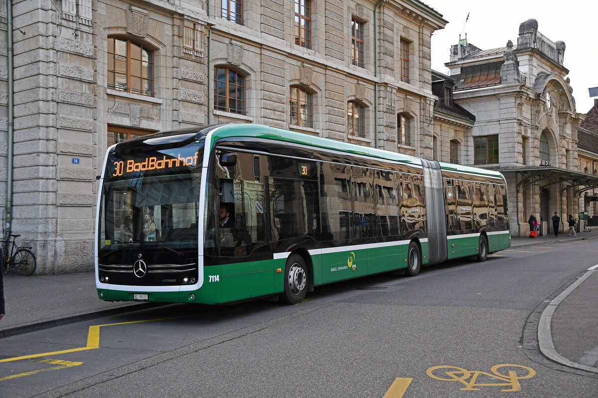 Mercedes eCitaro 7114, auf der Linie 30, wartet am 20.02.2024 an der Endstation am Bahnhof SBB.