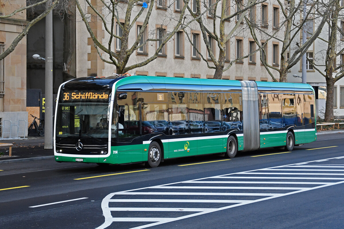 Mercedes eCitaro 7114, auf der Linie 36, fährt am 03.01.2024 zur Haltestelle am badischen Bahnhof.