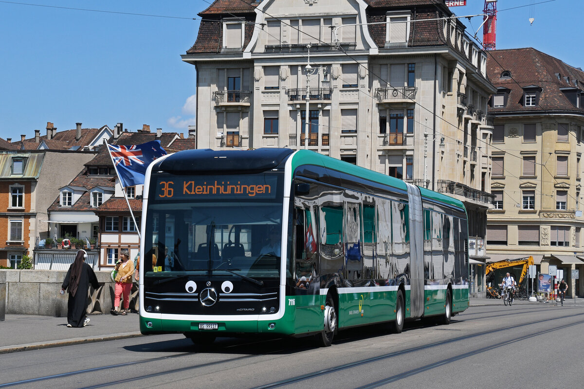 Mercedes eCitaro 7116, auf der wegen der Grossbaustelle am Marktplatz umgeleiteten Linie 36, �berquert am 20.07.2026 die Mittlere Rheinbr�cke Richtung Haltestelle Schiffl�nde. Aufnahme Basel.