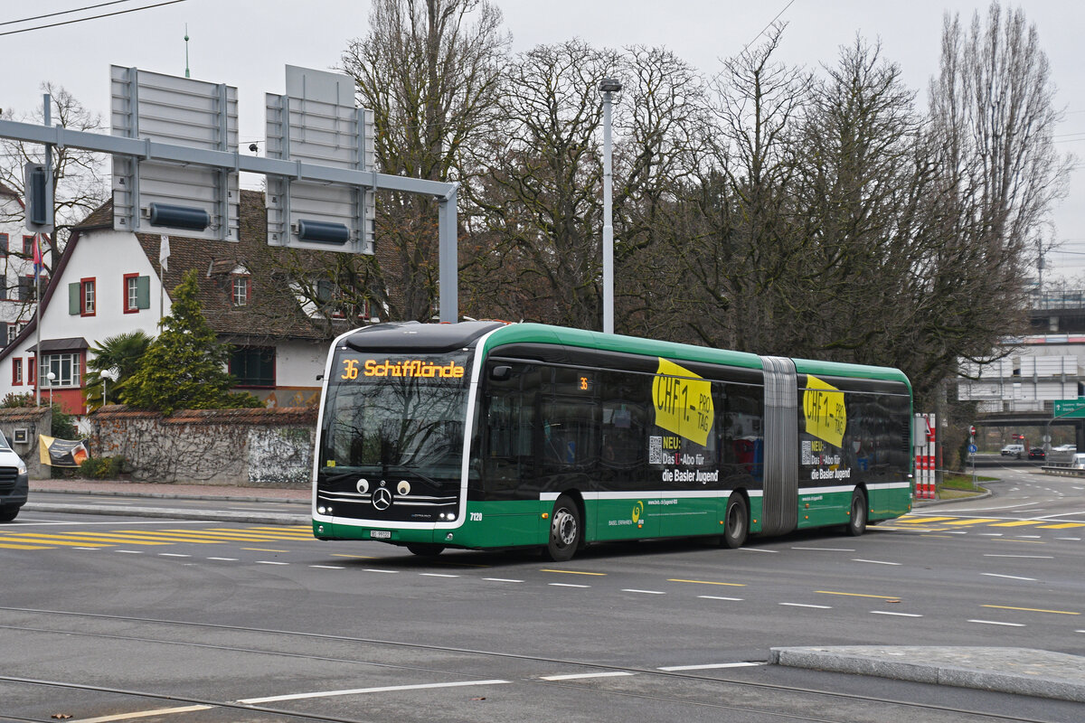 Mercedes eCitaro 7120, auf der Linie 36, fährt am 01.12.2025 bei der Haltestelle St. Jakob ein. Aufnahme Basel.