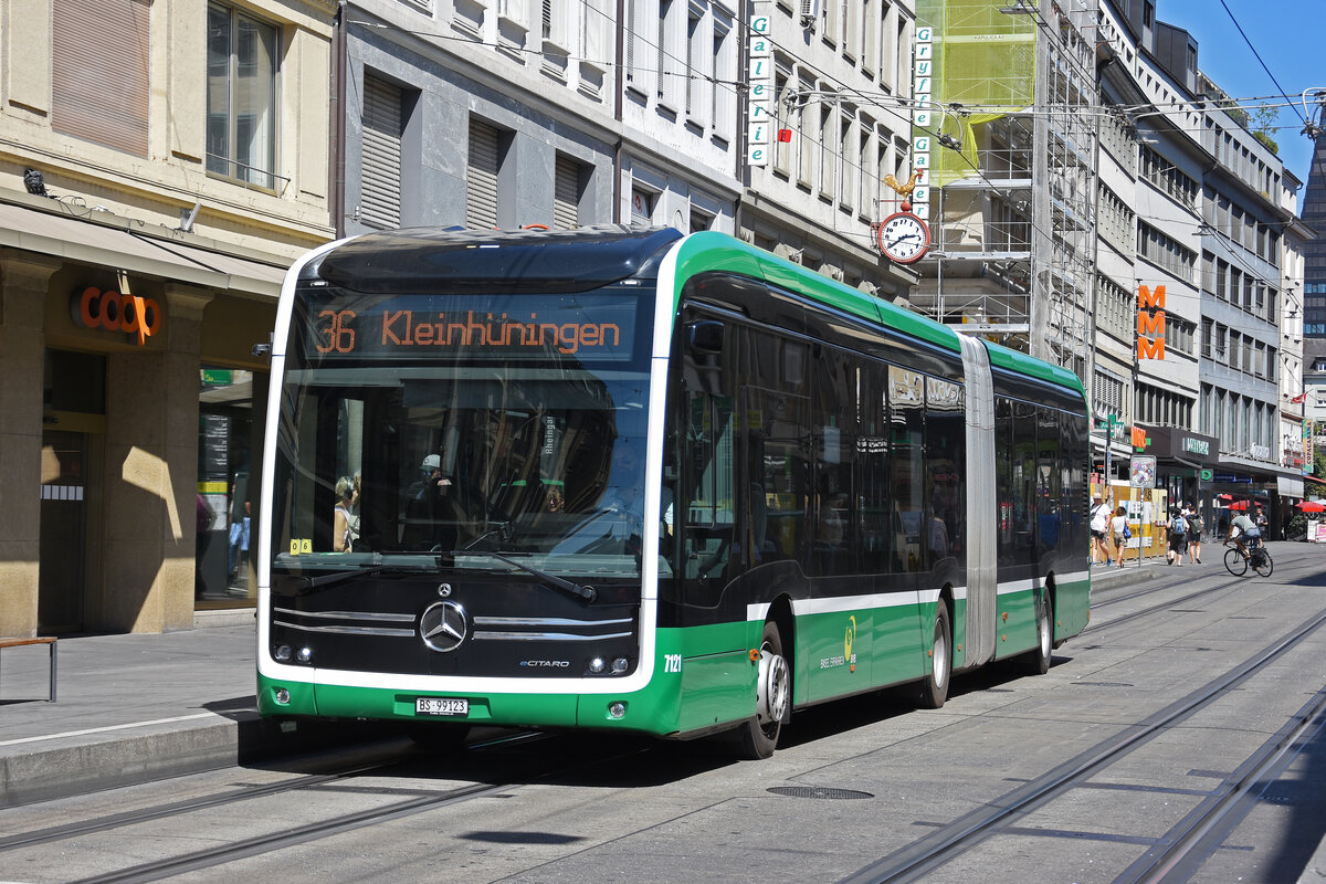 Mercedes eCitaro 7121, auf der wegen der Grossbaustelle am Marktplatz umgeleiteten Linie 36, bedient am 19.08.2026 die Haltestelle Rheingasse. Aufnahme Basel.