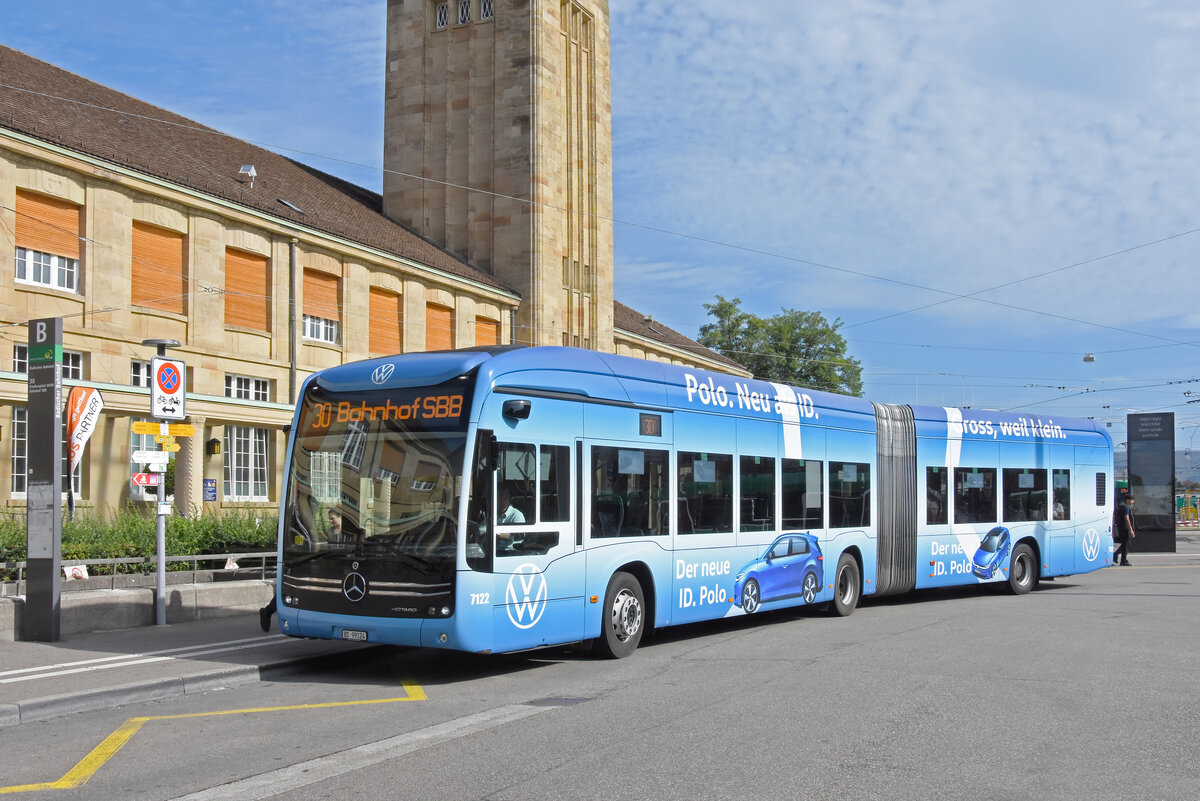 Mercedes eCitaro 7122 mit der Werbung f�r den VW Polo, auf der Linie 30, f�hrt am 02.09.2026 bei der Endstation am badischen Bahnhof ein. Aufnahme Basel.