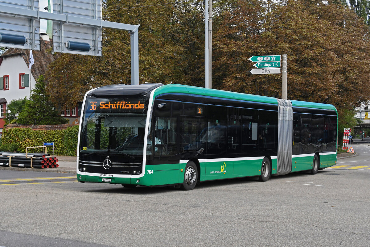 Mercedes eCitaro 7124 trägt vorne den Namen unseres neuen Bundesrates Beat Jans, auf der Linie 36, fährt am 30.09.2024 bei der Haltestelle St. Jakob ein. Aufnahme Basel.