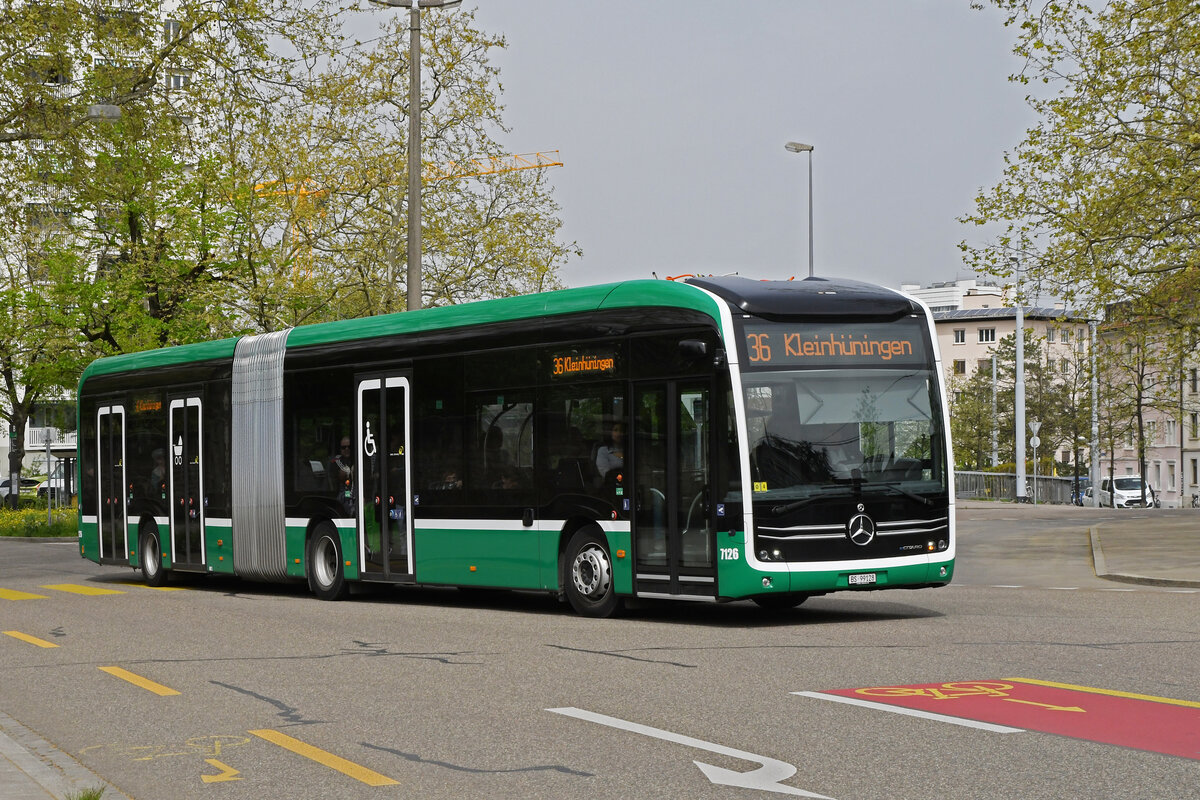 Mercedes eCitaro 7126, auf der Linie 36, fährt am 08.04.2024 zur Haltestelle Kannenfeldplatz.
