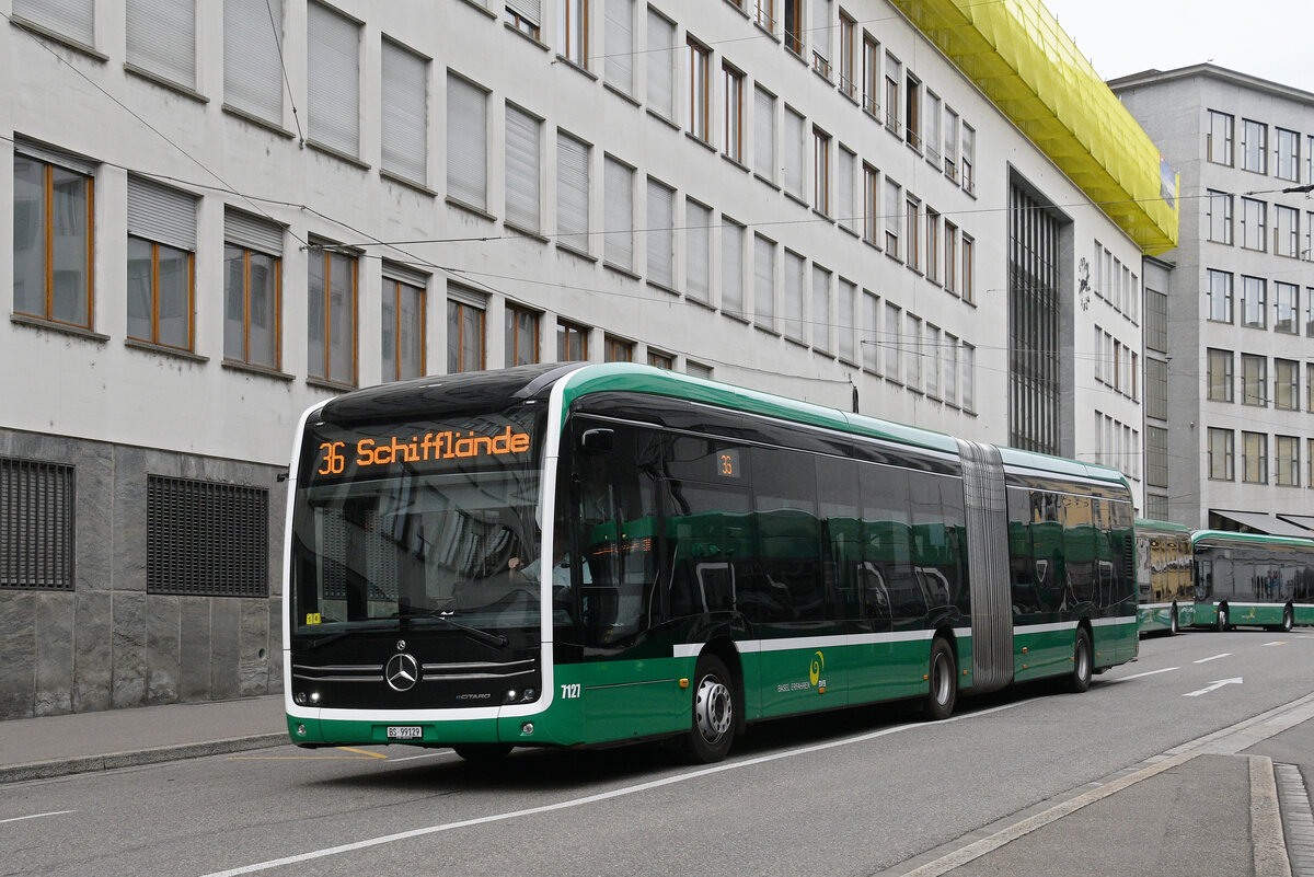 Mercedes eCitaro 7127, auf der Linie 36, f�hrt am 07.09.2026 durch die Spiegelgasse zur Endstation an der Schiffl�nde. Aufnahme Basel.