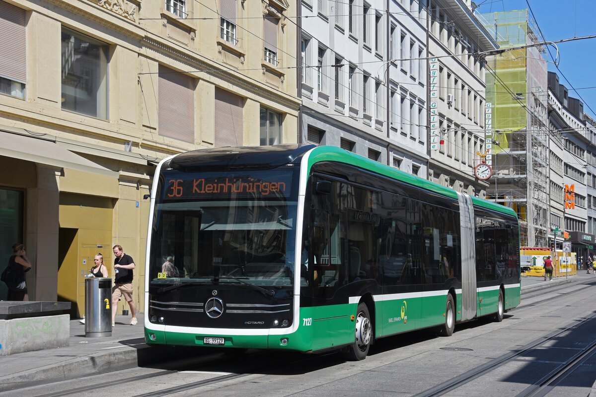 Mercedes eCitaro 7127, auf der wegen der Grossbaustelle am Marktplatz umgeleiteten Linie 36, bedient am 19.08.2026 die Haltestelle Rheingasse. Aufnahme Basel.