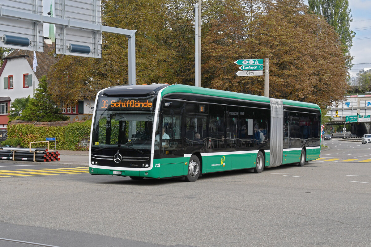 Mercedes eCitaro 7129, auf der Linie 36, fährt am 05.10.2024 zur Haltestelle St. Jakob. Aufnahme Basel.