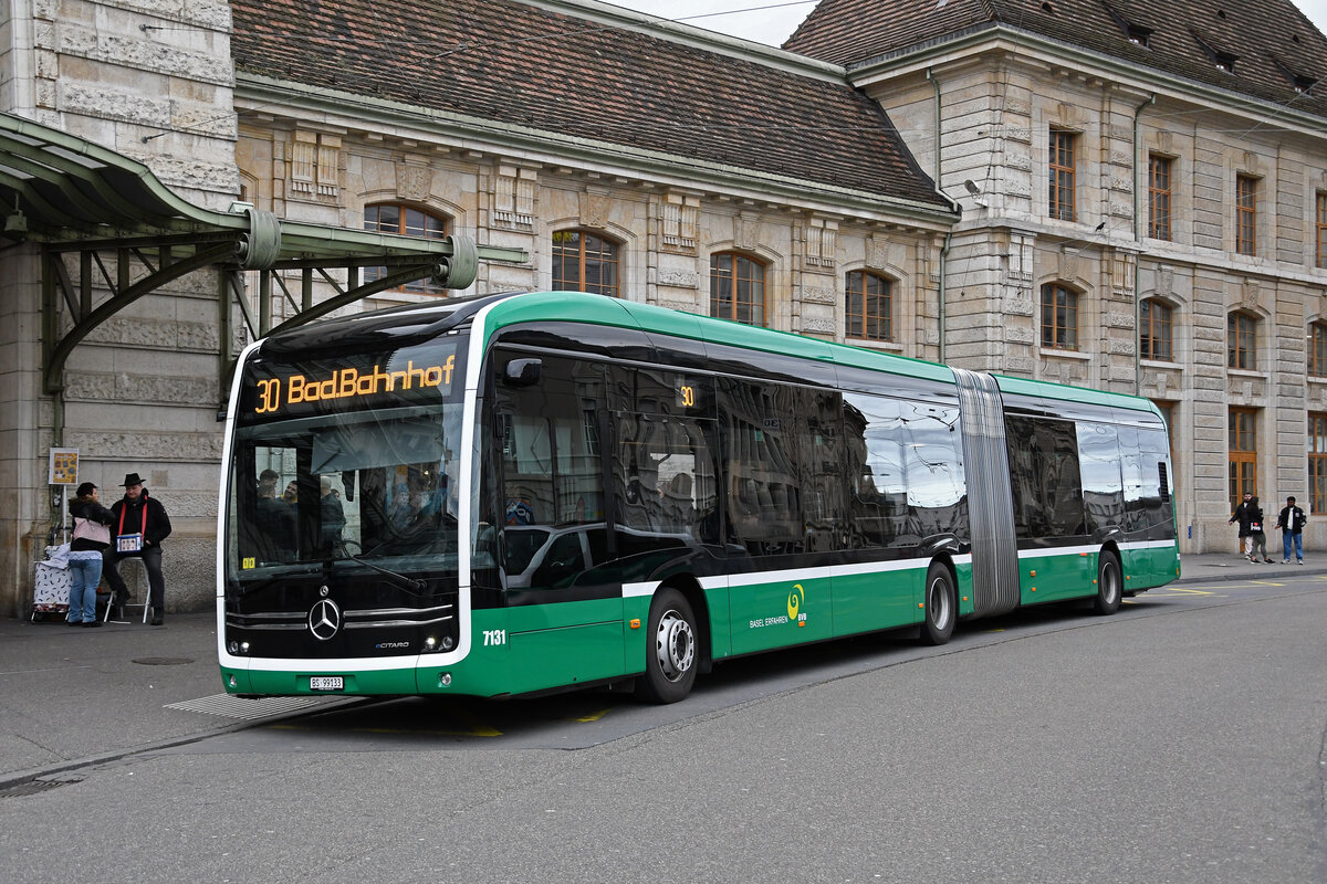 Mercedes eCitaro 7131, auf der Linie 30, wartet am 12.02.2024 an der Endstation am Bahnhof SBB.