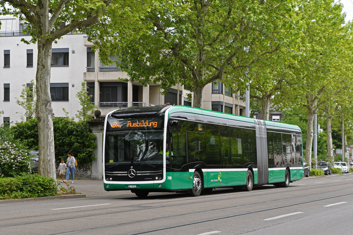 Mercedes eCitaro 7135 f�hrt am 04.05.2026 mit der Fahrschule Richtung Haltestelle Sch�tzenhaus. Aufnahme Basel.