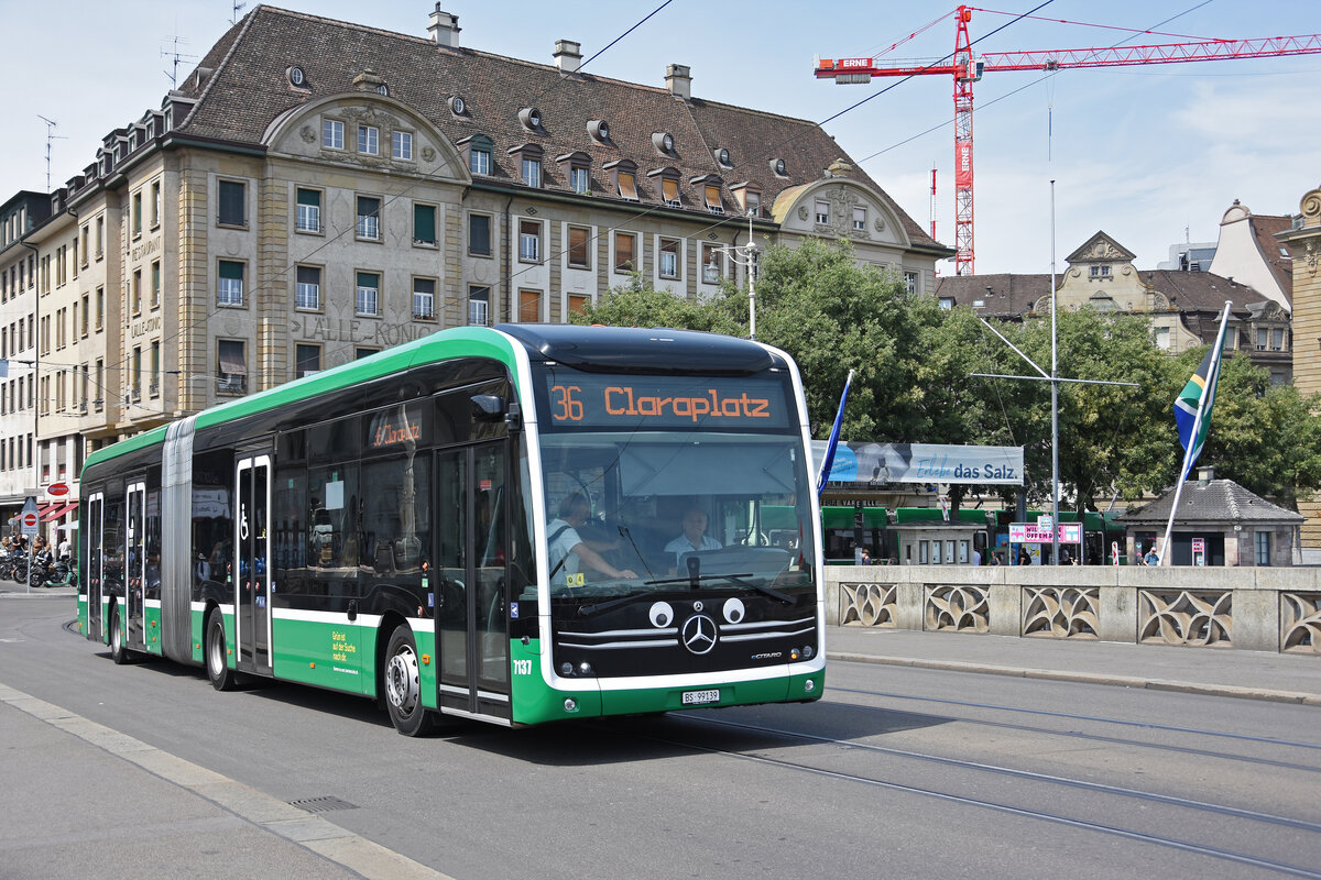 Mercedes eCitaro 7137, auf der wegen der Grossbaustelle am Marktplatz umgeleiteten Linie 36, �berquert am 13.07.2026 die Mittlere Rheinr�cke Richtung Haltestelle Rheinhasse. Aufnahme Basel.