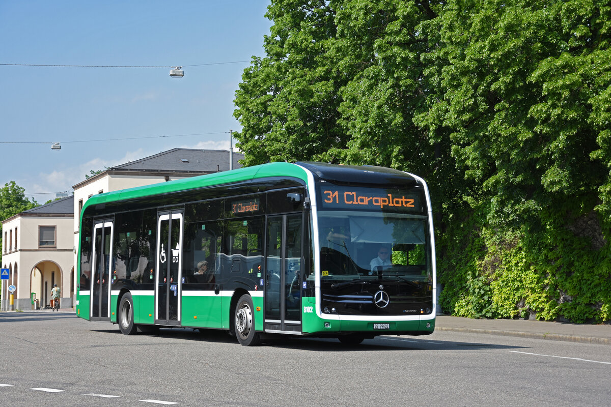Mercedes eCitaro 8102, auf der Linie 31, verlässt am 27.05.2023 die Haltestelle Friedhof am Hörnli.