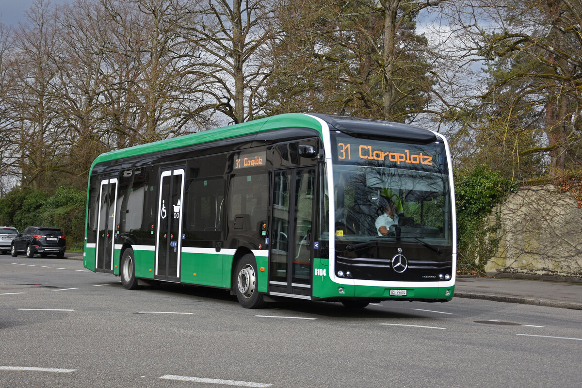 Mercedes eCitaro 8104, auf der Linie 31, fährt am 12.03.2023 zur Haltestelle Friedhof am Hörnli.