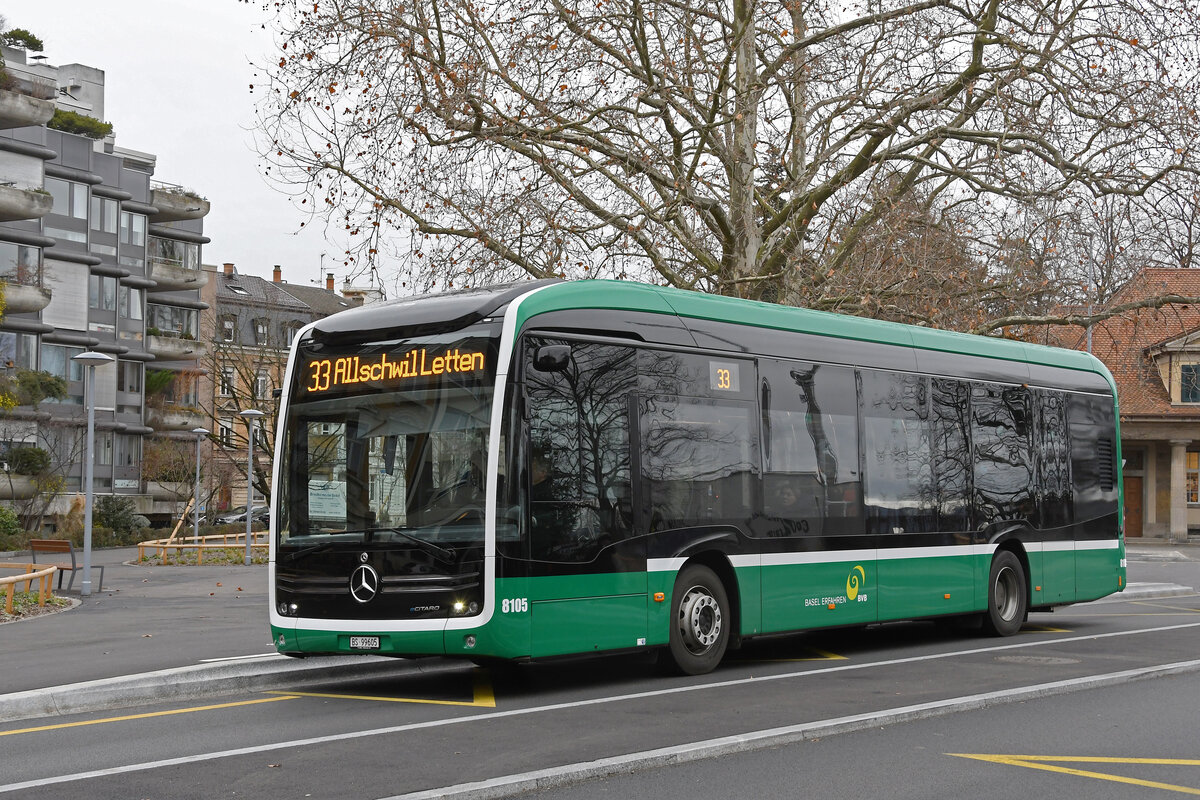 Mercedes eCitaro 8105, auf der Linie 33, bedient am 04.01.2023 die Haltestelle Wielandplatz.