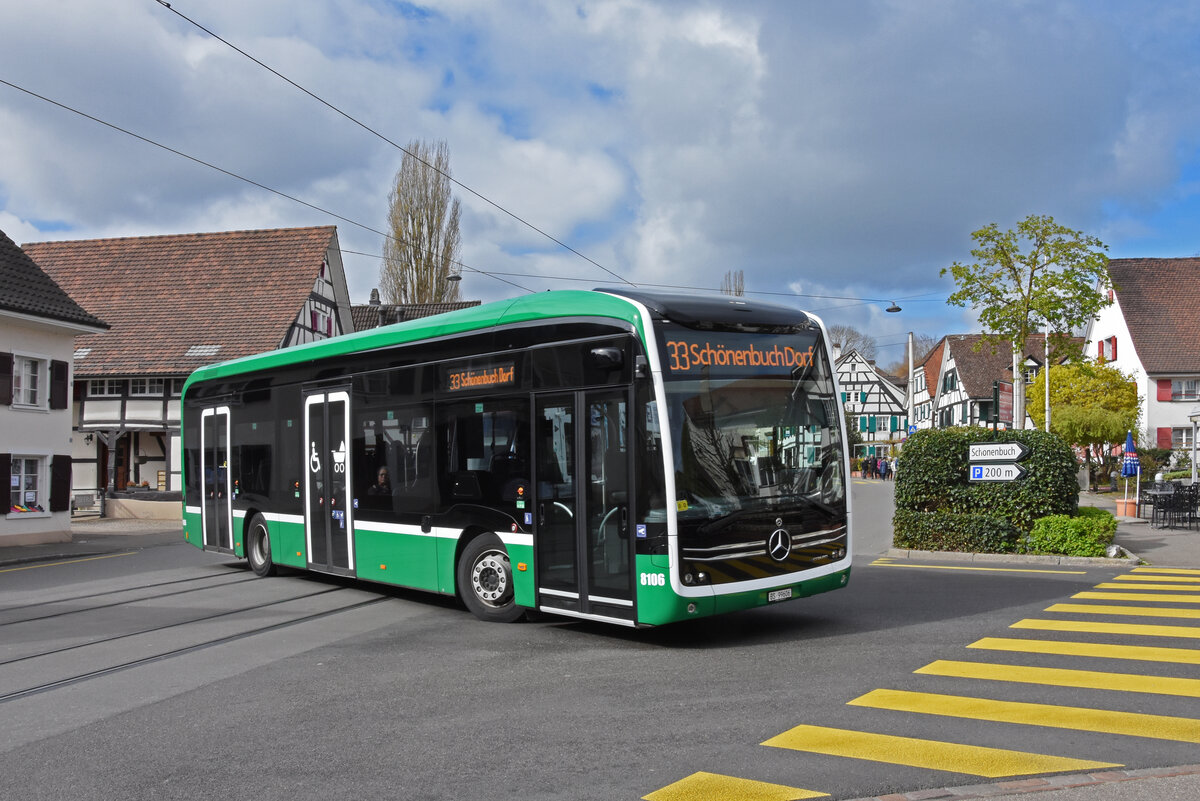 Mercedes eCitaro 8106, auf der Linie 33, verlässt am 13.04.2023 die Haltestelle in Allschwil und fährt Richtung Schönenbuch.