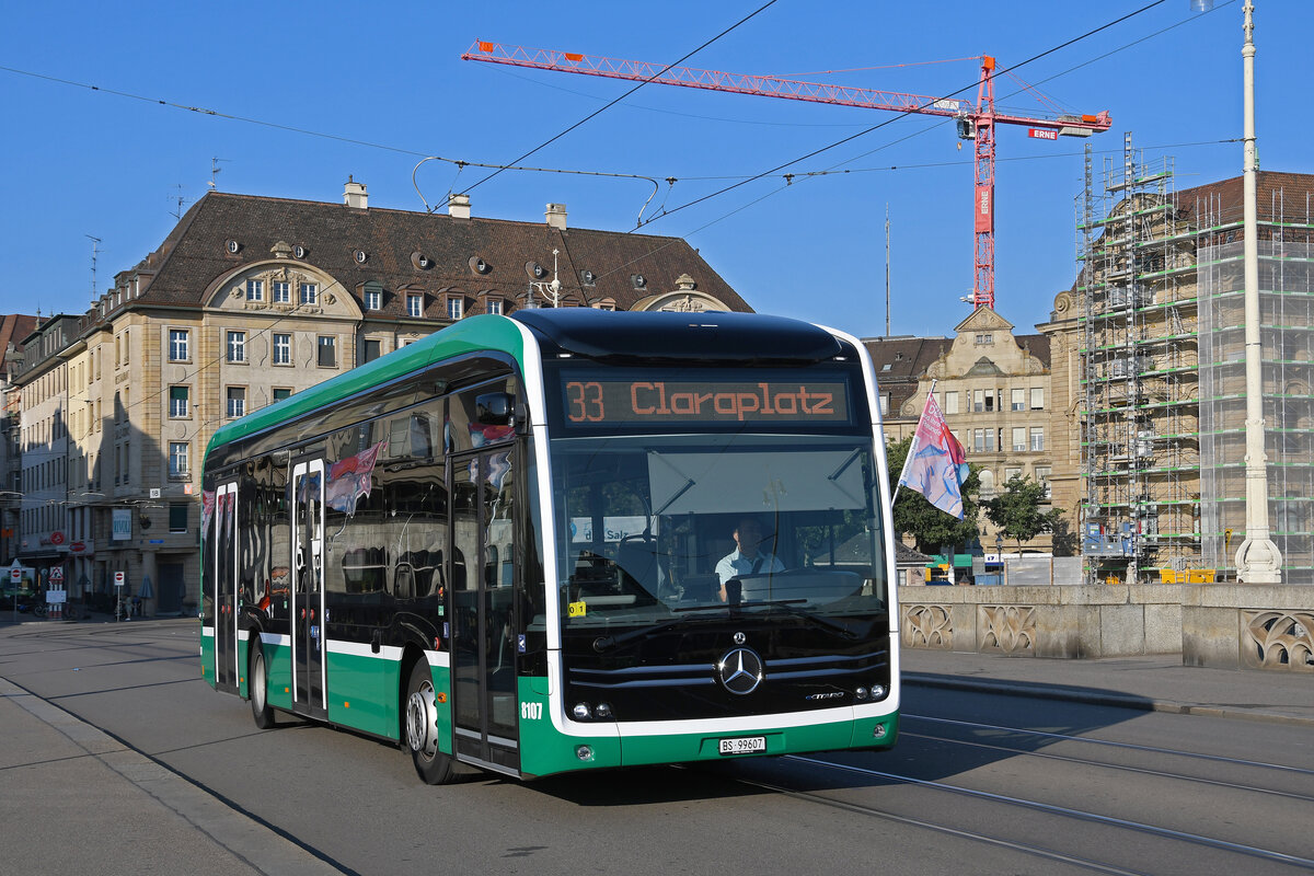 Mercedes eCitaro 8107, auf der Linie 33, überquert am 09.09.2023 die Mittlere Rheinbrücke Richtung Claraplatz und fährt anschliessend ins Klybeck zum laden.