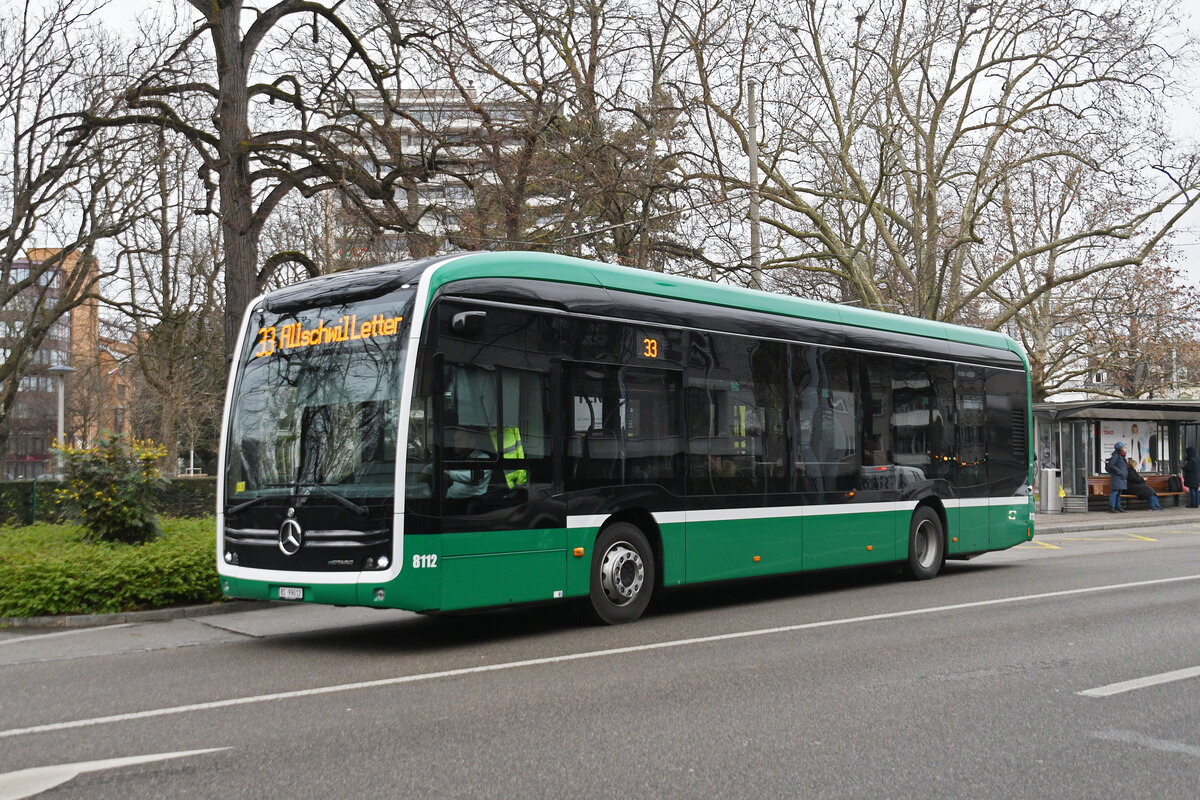 Mercedes eCitaro 8112, auf der Linie 33, verlässt am 12.01.2026 die Haltestelle Schützenhaus. Aufnahme Basel.