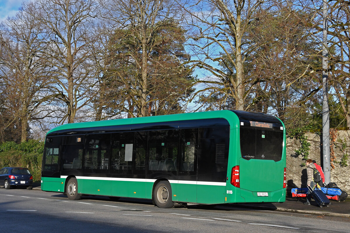 Mercedes eCitaro 8115, auf der Linie 31, fährt am 15.01.2023 zur Endstation am Otto Wenk Platz.