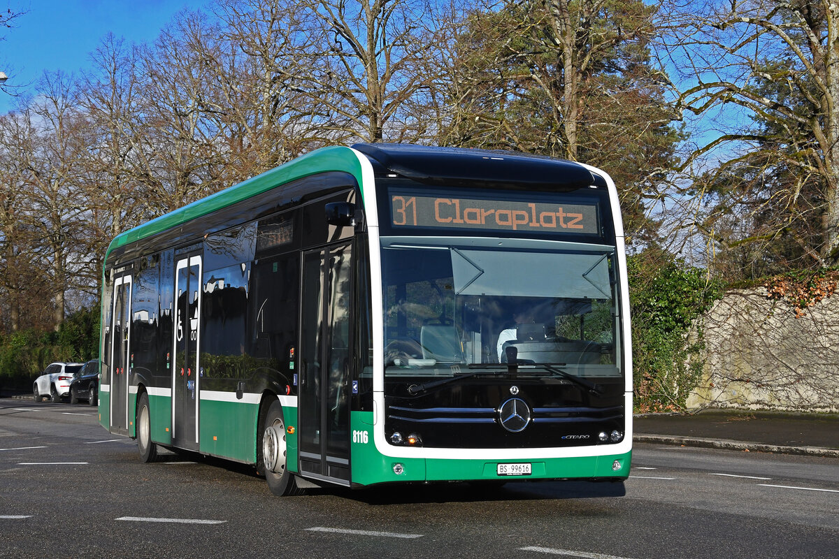 Mercedes eCitaro 8116, auf der Linie 31, fährt am 15.01.2023 zur Haltestelle Friedhof am Hörnli.