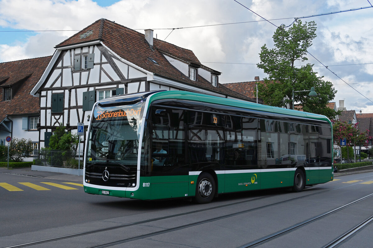 Mercedes eCitaro 8117, auf der Linie 33, fährt am 10.05.2023, zur Haltestelle Allschwil.